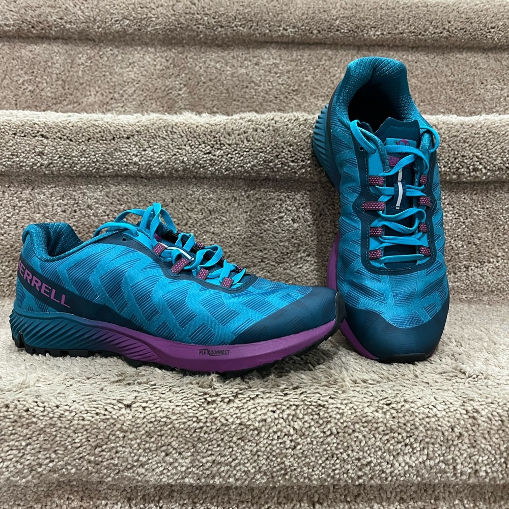 Womens Merrell athletic shoe